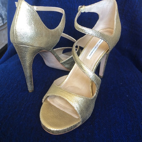 Diane Von Furstenberg platinum, lizard print, sandals. - Picture 6 of 15